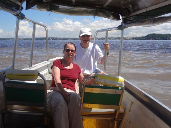 Dann kamen wir an die Stelle mit den zwei Wasserfarben. Hier fließt dann also der Amazonas weiter. Dann kamen wir an die Stelle mit den zwei Wasserfarben. Hier fließt dann also der Amazonas weiter.