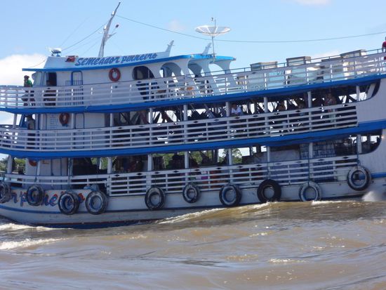 Mit diesen Schiffen ist man 3 - 4 Tage unterwegs, z. B. nach Belém. Geschlafen wird in den Hängematten die auf jedem Deck hängen.