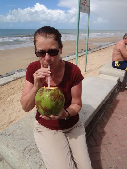 Dafür haben wir eine Kokosnuss versucht. Sie wurde vor unseren Augen mit der Machete  aufgeschlagen, Strohhalm rein - trinken. Schmeckte leicht nach Kokosnuss.
