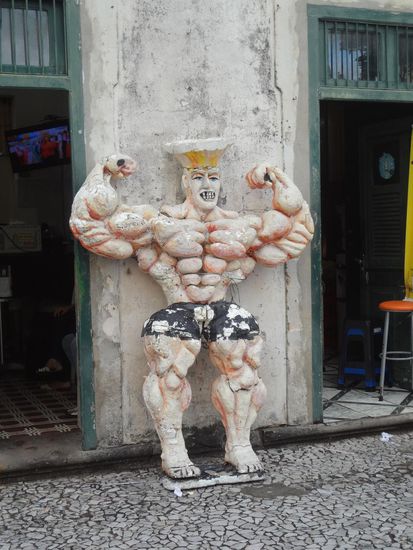 er hat zuviel davon getrunken (vm Zuckerrohrsaft)