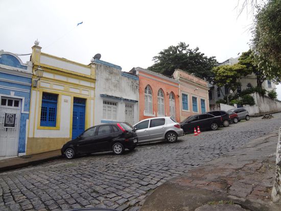 Auch in Olinda gibt es steile Straße, die wir fuhren. Häuser im Kolonialstil säumten sie.