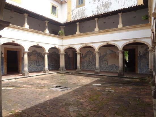 auch im Kreuzgang gibt viele Azulejos