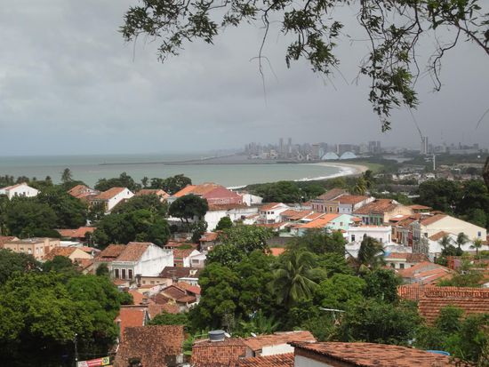 Wir fuhren dann weiter noch den Berg hinauf. Von hier oben hatte man einen Blick über Olinda bis nach Recife. In der Ferne lagen die Hochhäuser der Stadt Recife.