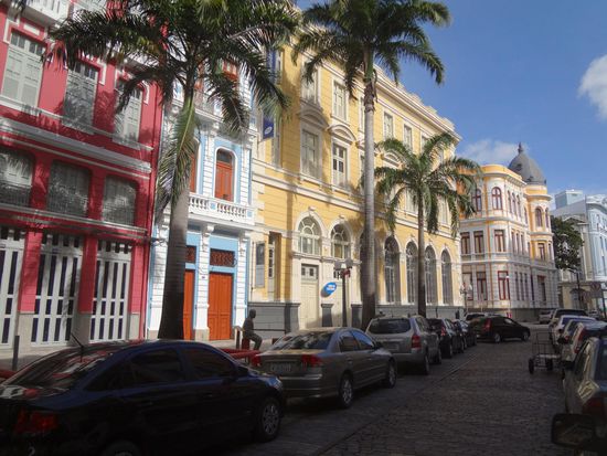 die schön restaurierten Kolonialbauten