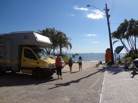 so dicht stehen wir am Strand