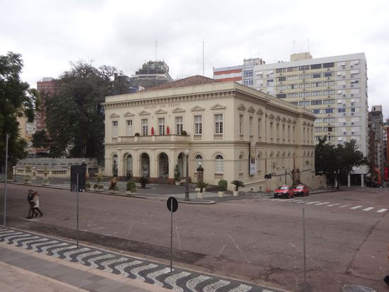 Das Theater Sao Pedro ist eines der schönsten Gebäude im Zentrum.