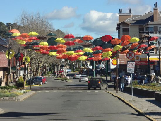 die Straße ist mit Schirmen geschmückt, da mußte ich aufpassen beim Durchfahren, aber ganz links war es hoch genug