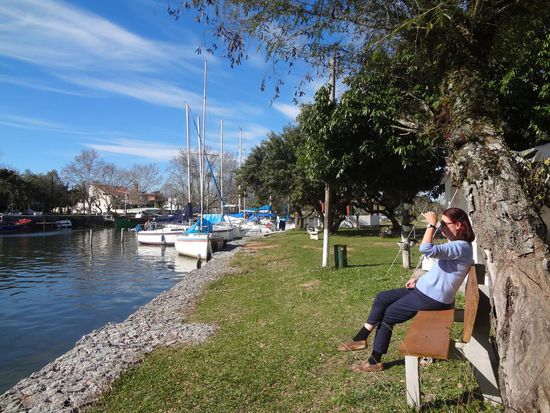 so sitzen wie ganz entspannt am Kanal und schauen den Fischern zu