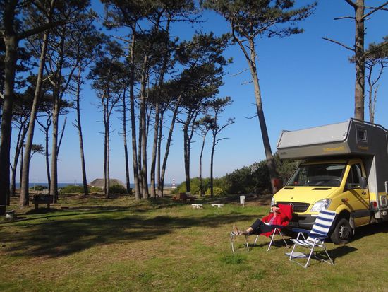 so stehen wir mit Blick aufs Meer