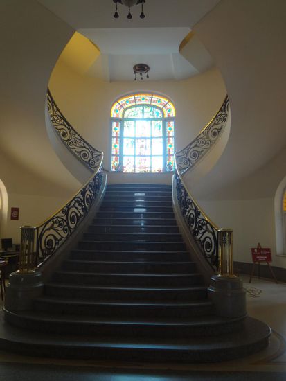 das Treppenhaus mit einem Jugendstilfenster