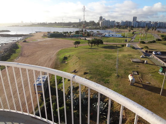 von oben vom Leuchtturm herunter auf unser Wohni und Montevideo