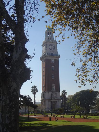 der Uhrenturm einst von den Engländern geschenkt