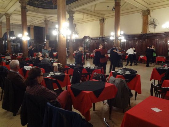 nachmittags waren wir im Tangocafé. Wie in der Tanzschule wurde aufgefordert, jedes Paar war ungefähr 140-150 Jahre alt, sehr lustig