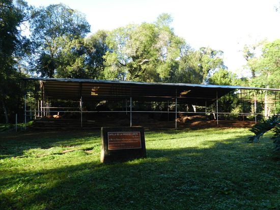 die ausgegrabene Kirche - gut geschützt