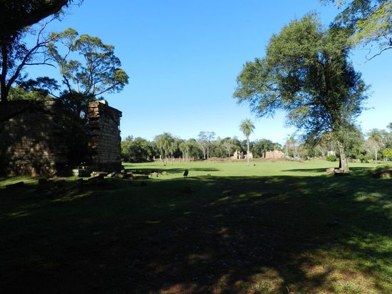 der große Platz  - im Hinterrund die Reste der Kirche