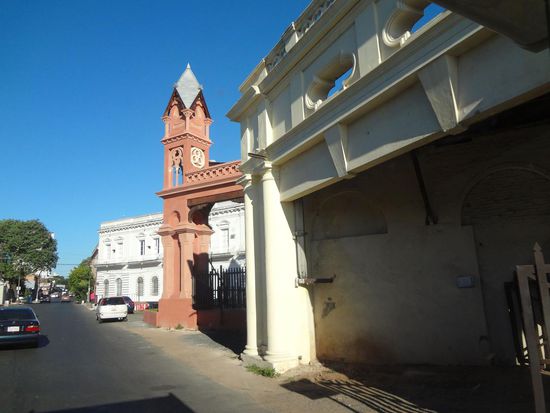 Der Bahnhof von Asunción, Asunción hatte einen der ersten Bahnhöfe des Kontinents und seit 1860 wurde nichts verändert, das pittoreske Türmchen steht immer noch