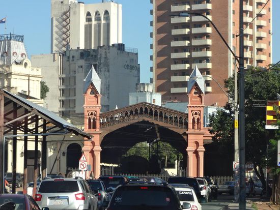 wir fahren auf den Bahnhof zu