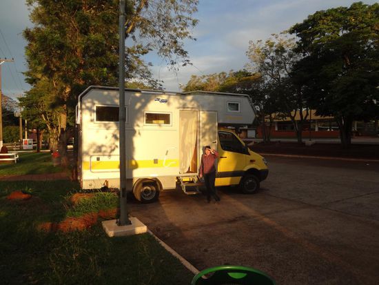 die letzten Sonnenstrahlen auf unserem Stellplatz am Itaipu-Staudamm sicher und bewacht