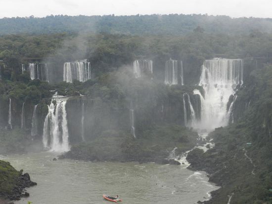 die einzelnen Stufen des Wasserfalls