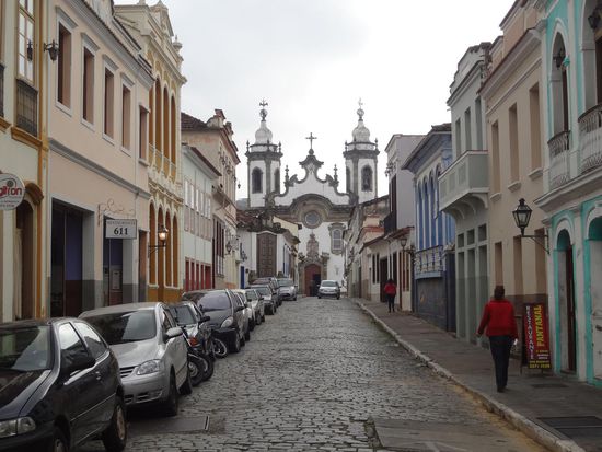 eine Straße mit dem Blick auf die Basilika Nossa Senhora do Pilar