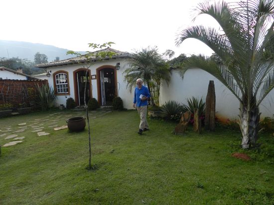 gut gesättigt verläßt Achim das kleine Restaurant