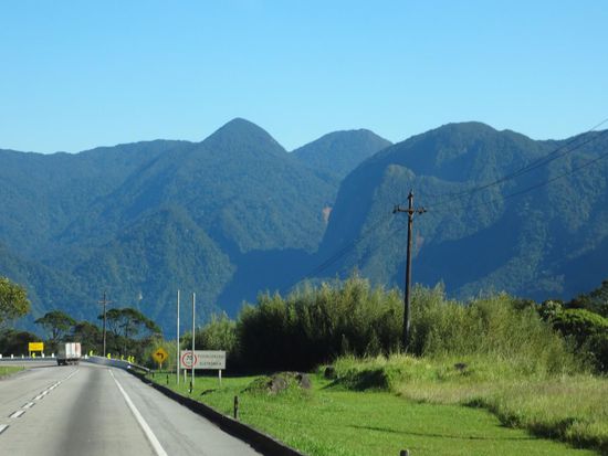 wir fahren durch die Berge bei schönem Wetter