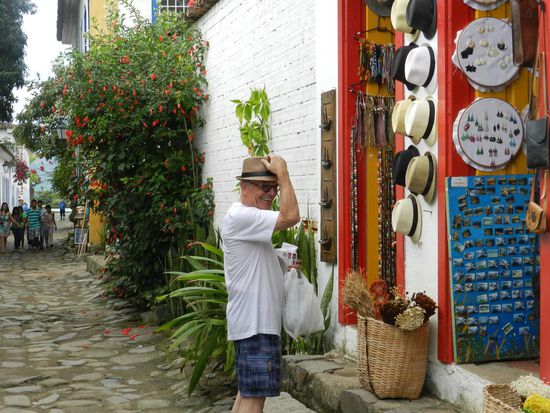 Achim probiert den Hut - wie steht er ihm?