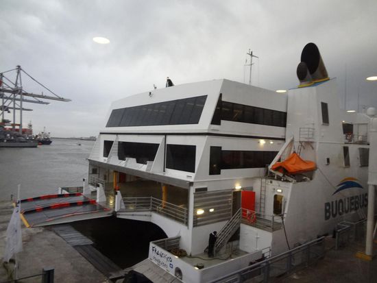 die Superfähre von hinten