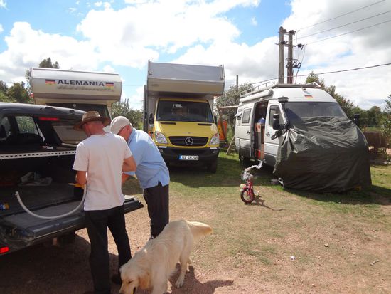 der Gasfüllschlauch wird präpariert und Werner und Cordula warten auf ihren Motor, der mit dem Schiff kommen soll