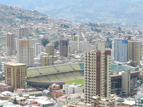 Blick auf das Fussballstadion in Flores