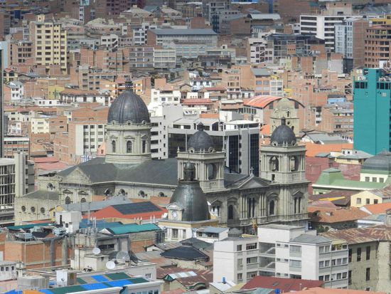 Vom Berg aus hat man wieder einmal einen weiten Blick über die Stadt mit ihren Hochhäusern. Da die Stadt von Bergen geschützt ist, ist hier die Erdbebengefahr sehr gering und deshalb gibt es soviele Hochhäuser. Blick auf die große Kathedrale.