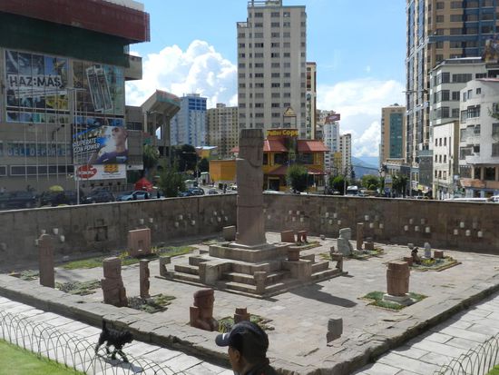 Wir fahren an einer Kopie des Maskentempels aus Tiwanaku vorbei, der hier aufgebaut ist.