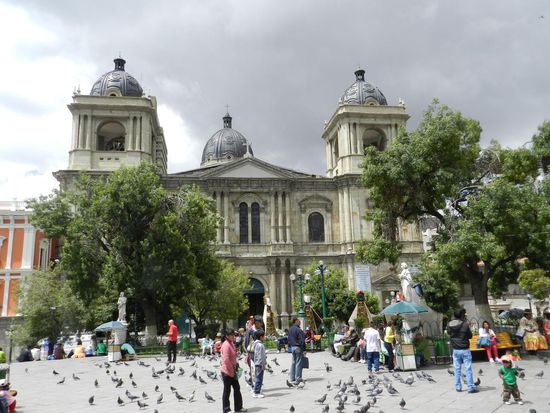 Hier auf dem Platz herrscht in buntes Treiben, bolivianische Frauen in ihren Trachten mit den steifen Hüten bereichern das Bild.