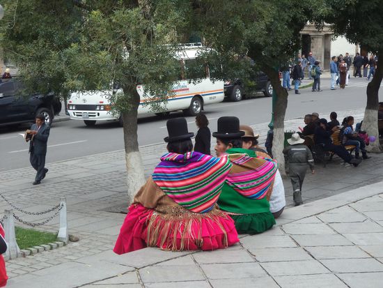 die Frauen in ihren bunten Trachten mit den steifen Hüten