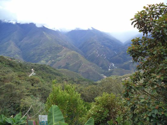 ganz hinten sieht man die neue Passstraße