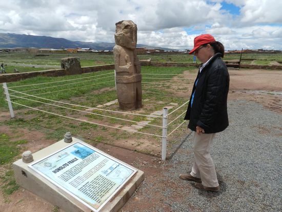 Große Standbilder von Göttern sind hier aufgestellt ebenso das Sonnentor von Tiahuanaco, das wieder aufgestellt worden ist. 
Die Sonne steht fast senkrecht über uns. Die beste Zeit hier ein Foto zu machen.