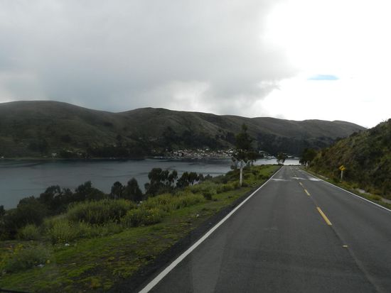 Das Dorf San Pablo de Tiquina auf der anderen Seite des Sees.