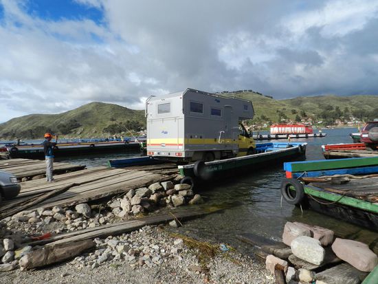 Drüben angekommen müssen wir rückwärts vom Fährboot heruntersetzen, 70 Bolis bezahlen und dann kann die Fahrt weitergehen.