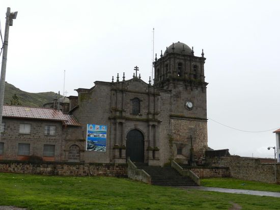 Dann gings wieder zurück auf den Hauptplatz und zur Kirche San Pedro. Hier waren jetzt die Türen geöffnet, denn es wurde eine Hochzeit gefeiert.
