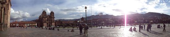 Cusco - Plaza del Armas und Kathedrale
Das Wetter ist herrlich, obwohl jetzt in Peru Regenzeit ist, was wir schon einige Male zu spüren bekommen haben. Aber heute ist es gut.