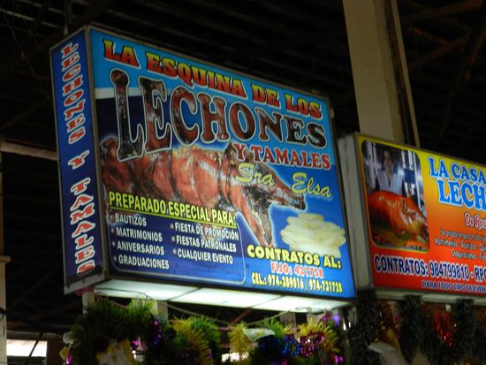 Hier gibt es alles zu kaufen und alles zu essen. Das Schwein lächelt uns freundlich an und für gebratene Meerschweinchen wir auch Reklame gemacht. Aber von dem Angebot machen wir keinen Gebrauch.
