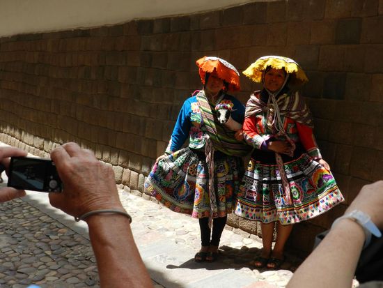 Wir treffen Frauen in Tracht und müssen natürlich ein Bild machen.