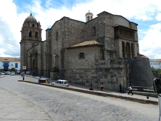 vorne rechts die alte Mauer und darauf gebaut die Kirche