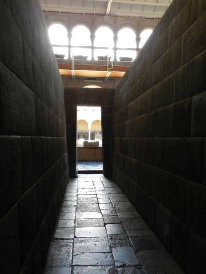 Dann konnten wir den Sonnentempel betreten. 
Auch hier sind wieder die super glatten fugenlosen Wände zu bewundern.