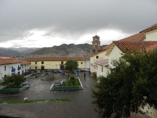 Dann gingen wir zum Essen. Später ging es weiter aufwärts in St. Blas-Viertel. Hier regnete es dann. Trotzdem konnten wir noch den Blick über die Stadt Cusco genießen.