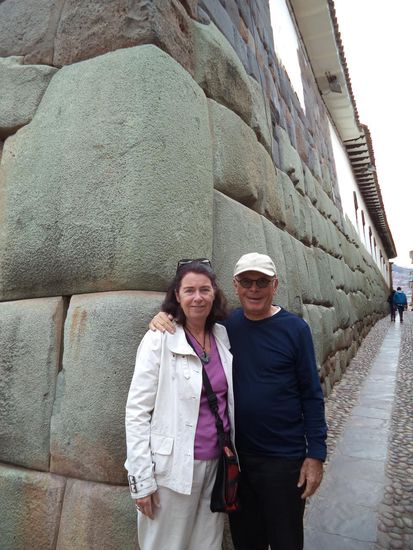 hier stehen wir an der bekannten alten Mauer in Cusco