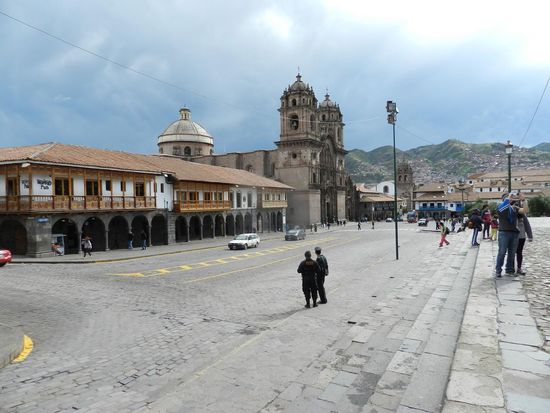 direkt neben der Kirche ist Starbucks