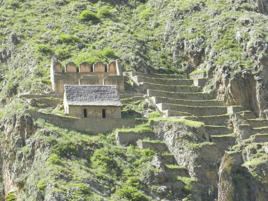 Die landwirtschaftlichen Terrassen und die ehemaligen Speicher sind teilweise restauriert worden.
