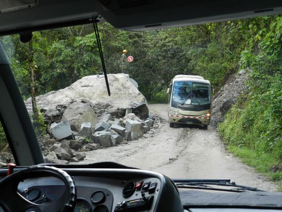 da kommt uns ein Bus entgegen auf der engen Straße