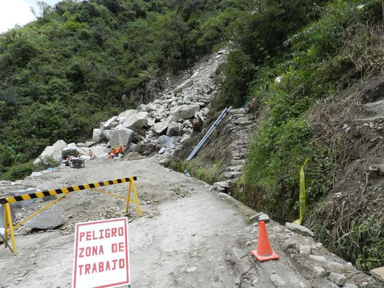 Die Straße ist recht eng, aber die Busse fahren reibungslos aneinander vorbei. Dann kommt ein großer Erdrutsch.